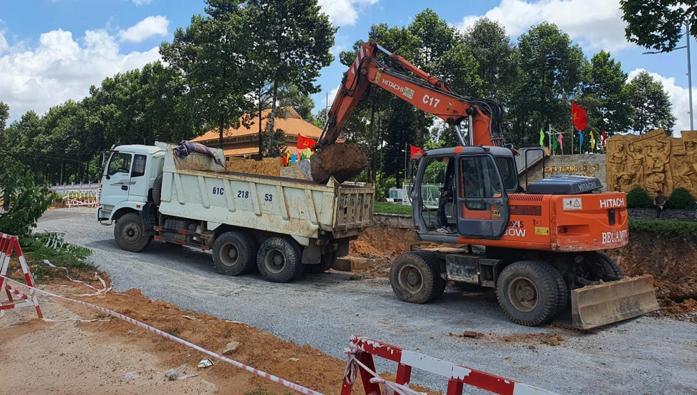 Tuyến đường quốc lộ 13 đang được mở rộng. Ảnh: LA