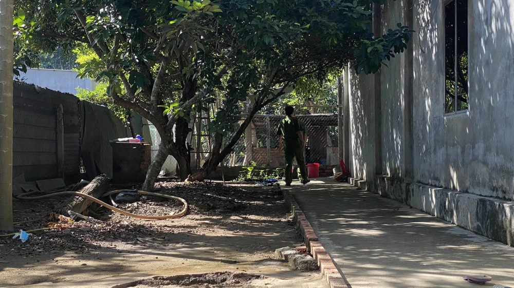 Lực lượng công an khám nghiệm hiện trường vụ án. Ảnh: TT