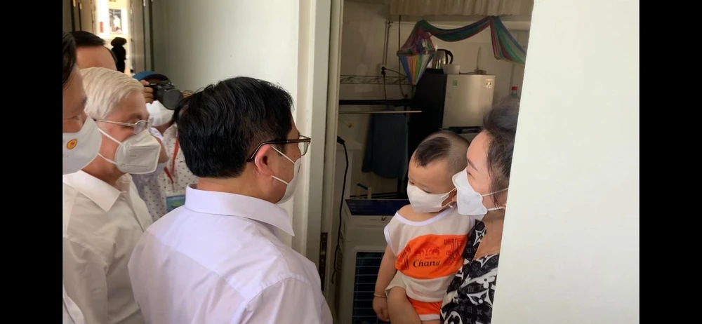 Thủ tướng Phạm Minh Chính thăm người dân tại Khu NƠXH Định Hòa (TP Thủ Dầu Một, Bình Dương). Ảnh: LA