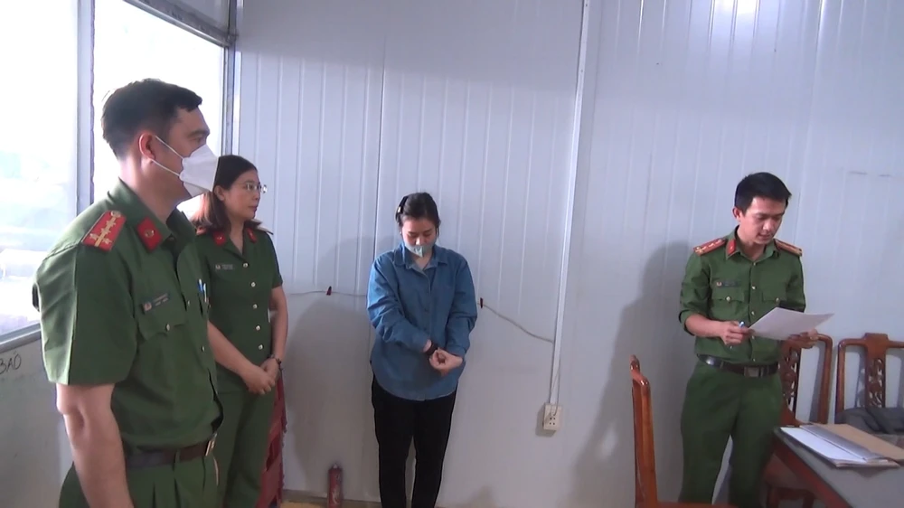 Cơ quan công an đọc lệnh khởi tố vụ án, khởi tố bị can. Ảnh: LA