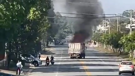 Chiếc xe tải bất ngờ bốc cháy khi đang lưu thông trên đường. Ảnh: Người dân cung cấp