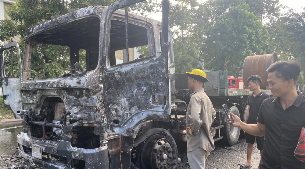 Chiếc xe đầu kéo tại TP Dĩ An cũng bị cháy trụi khi đang lưu thông trên đường. Ảnh: LÊ ÁNH