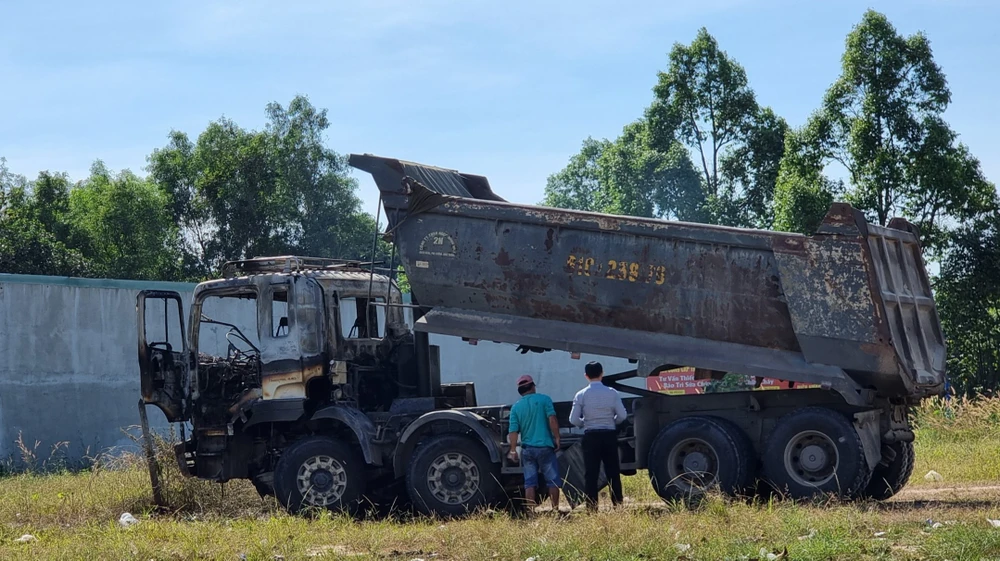 Chiếc xe tải ben tại TP Thủ Dầu Một bị cháy trụi. Ảnh: LÊ ÁNH