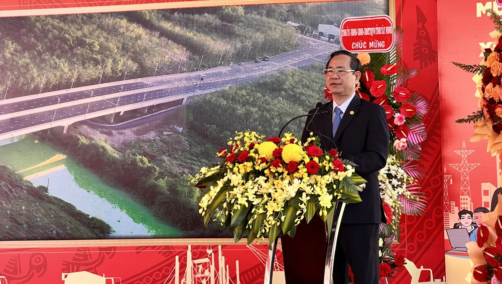 Ông Nguyễn Văn Dành, Phó Chủ tịch UBND tỉnh Bình Dương, phát biểu tại lễ khánh thành. Ảnh: LÊ ÁNH