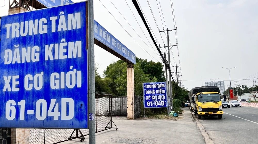 Tại Trung tâm đăng kiểm xe cơ giới 61-04D (phường An Thạnh, TP Thuận An) các xe cũng nối dài trên Đại lộ Bình Dương. Ảnh: LÊ ÁNH