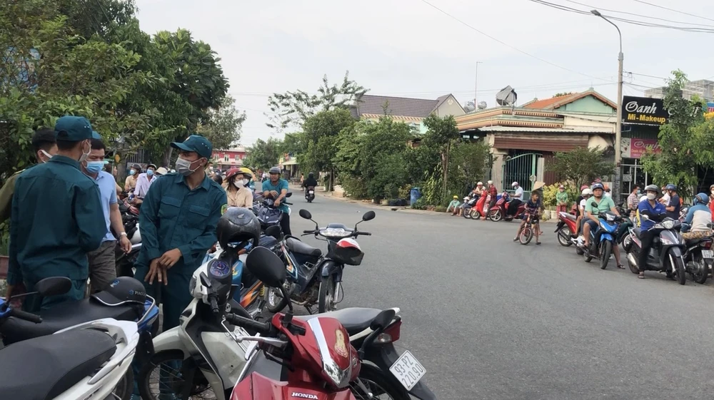 Lực lượng chức năng bảo vệ hiện trường để điều tra vụ việc. Ảnh: LÊ ÁNH