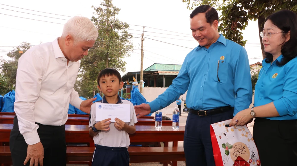 Ông Nguyễn Văn Lợi, Bí thư tỉnh ủy Bình Dương trao quà cho trẻ em mất mẹ trong đợt dịch COVID-19. Ảnh: ĐT