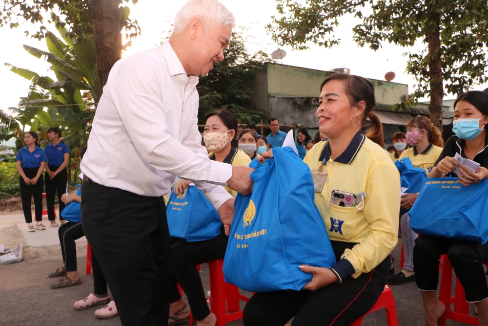 Lãnh đạo tỉnh Bình Dương tặng quà Tết cho công nhân gặp hoàn cảnh khó khăn. Ảnh: ĐT