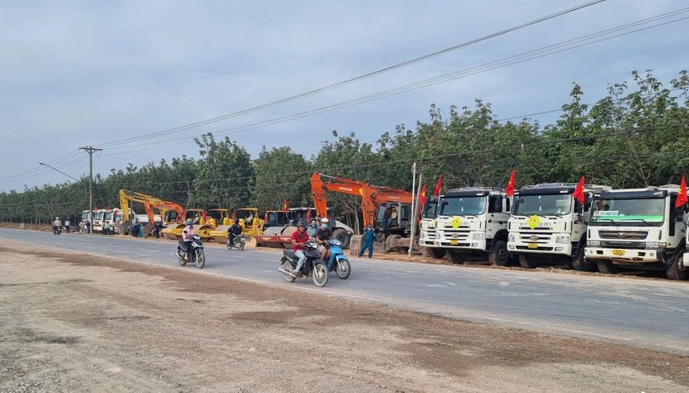 Đây là tuyến đường huyết mạch đi qua KCN rộng 1000 ha. Ảnh: LA