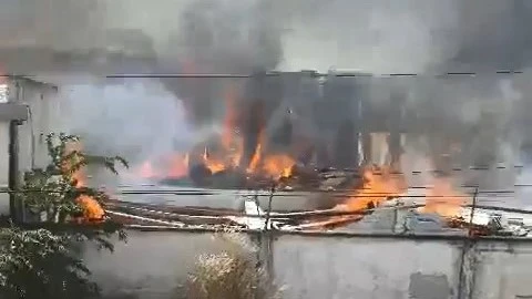 Một phần khu nhà xưởng bị lửa thiêu rụi hoàn toàn. Ảnh: Người dân cung cấp