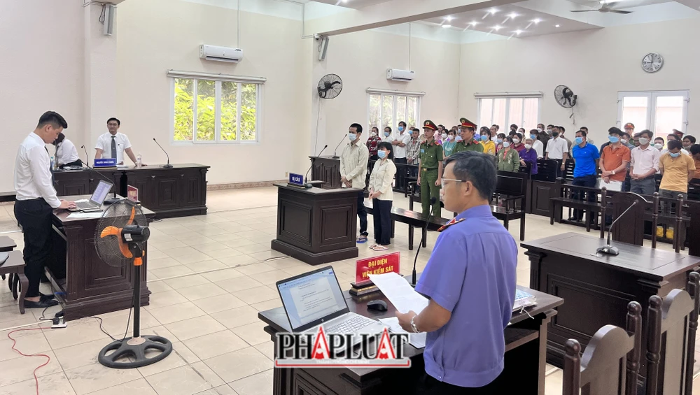 Rất đông bị hại đến tham dự phiên tòa. Ảnh: LÊ ÁNH