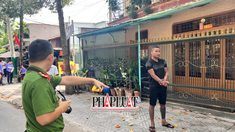 Lực lượng công an khám nghiệm và xác định lại hiện trường vụ việc. Ảnh: LÊ ÁNH