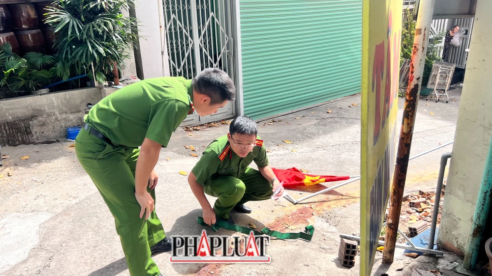 Lực lượng Kỹ thuật hình sự lấy mẫu máu để phục vụ công tác điều tra. Ảnh: LÊ ÁNH