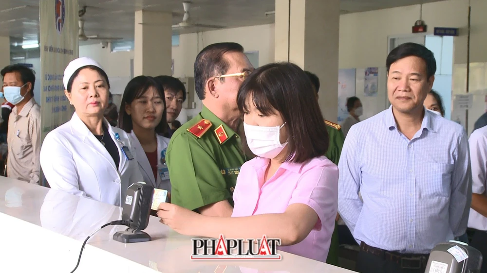 Người dân khám chữa bệnh tại Bệnh viện đa khoa tỉnh Bình Dương chỉ cần dùng thẻ CCCD. Ảnh: LÊ ÁNH