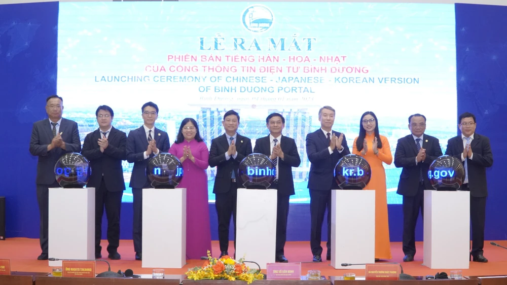 Lãnh đạo tỉnh Bình Dương và khách mời thực hiện nghi thức ra mắt phiên bản tiếng Hàn - Hoa - Nhật của Cổng Thông tin điện tử Bình Dương.