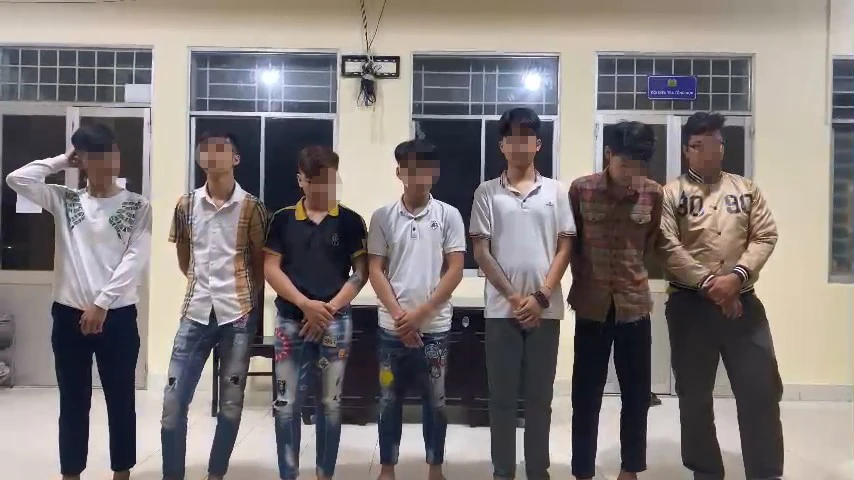 Nhóm thanh niên bị công an bắt giữ sau thời gian bỏ trốn. Ảnh: LA