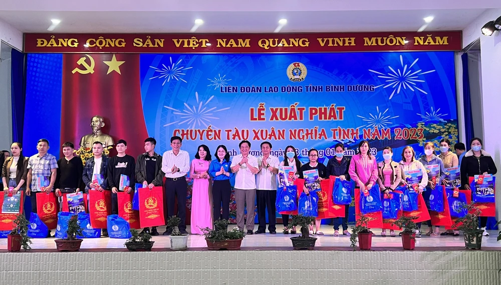 Bình Dương tặng 5.000 cặp vé, đưa công nhân lên tàu về quê đón tết