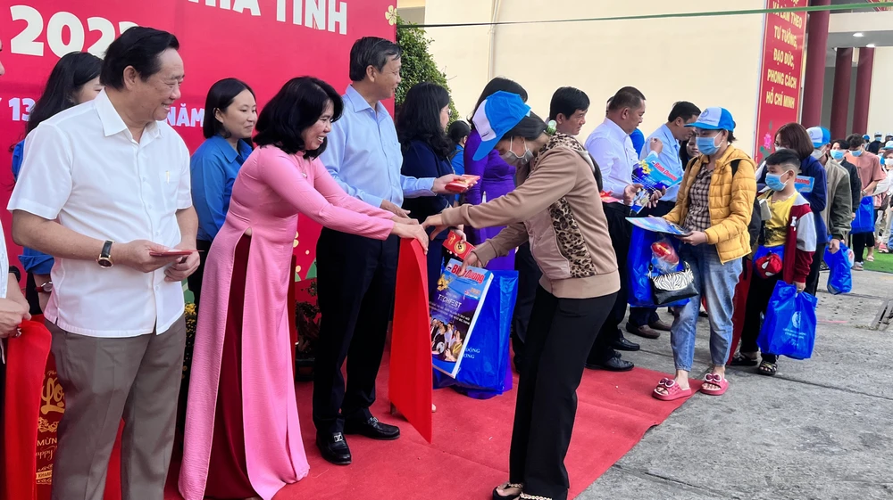 Bình Dương tặng 5.000 cặp vé, đưa công nhân lên tàu về quê đón tết