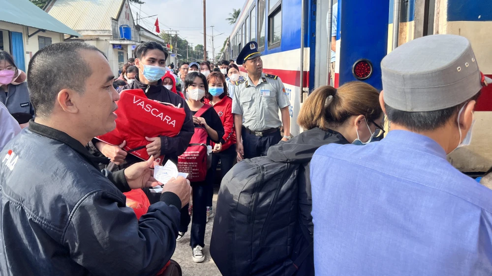 Bình Dương tặng 5.000 cặp vé, đưa công nhân lên tàu về quê đón tết