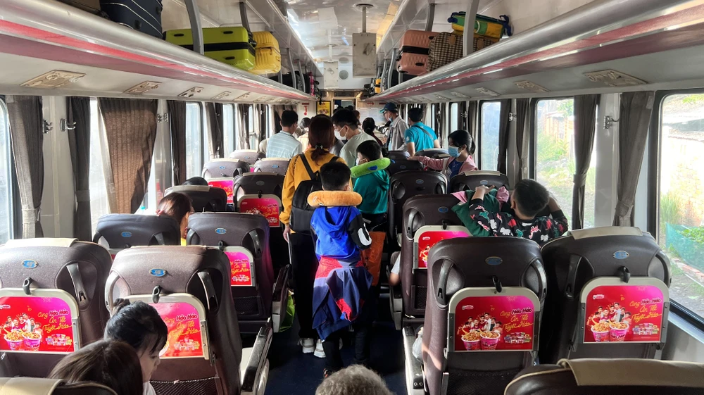 Bình Dương tặng 5.000 cặp vé, đưa công nhân lên tàu về quê đón tết