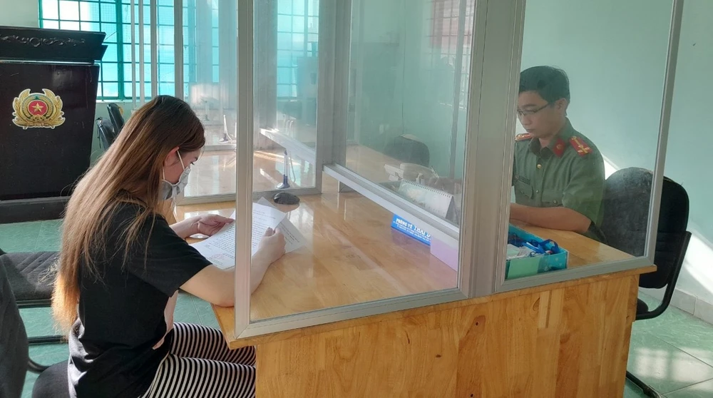 Cơ quan công an làm việc với chị H. Ảnh: LÊ ÁNH