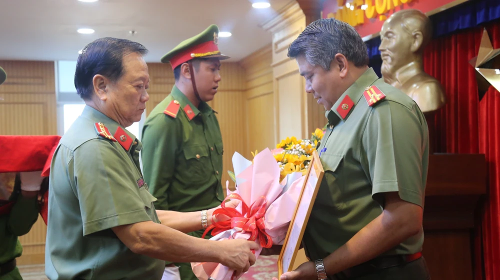 Thượng tá Võ Minh Châu nhận quyết định điều động. Ảnh: KD