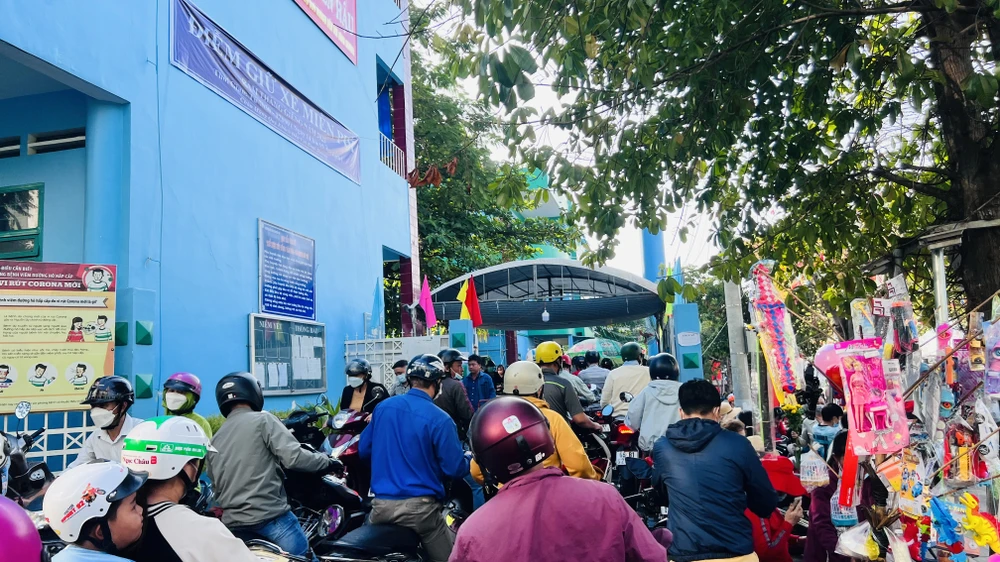 Đến với lễ hội Rằm tháng Giêng tại Bình Dương, các du khách hưởng trọn gói các dịch vụ miễn phí. Quanh các tuyến đường dẫn vào Miếu Bà Thiên Hậu, các ngành, hội, các tổ chức và cá nhân đã phát nước, bánh mì, đồ ăn, nhang, khăn lạnh, khẩu trang, vá xe... miễn phí. Ngoài ra, quanh khu vực diễn ra lễ hội còn có các điểm giữ xe miễn phí, xe ôm miễn phí. Tuy nhiên, vẫn còn một số ít người dân tận dụng mùa lễ hội để tăng giá giữ xe. Tại một điểm giữ xe gần Miếu Bà Thiên Hậu, vào sáng 5-2 người dân gửi xe vẫn bị thu 15 ngàn/xe máy. Trong khi ngay gần đó có tấm bảng của UBND phường Phú Cường quy định giá giữ các loại xe trong dịp lễ hội (9 ngàn/xe máy). Trước đó, theo phản ánh của một số người dân, giá giữ xe quá cao, các đơn vị chức năng đã lập tức kiểm tra chấn chỉnh nhưng sau đó tình trạng này vẫn tái diễn.