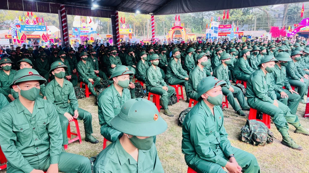Trong số 1825 tân binh được giao nhận trong ngày hôm nay có 1501 giao cho 14 đầu mối đơn vị nhận quân thuộc Bộ Quốc phòng, Quân khu 7, còn 324 tân binh được giao về cho công an tỉnh Bình Dương.