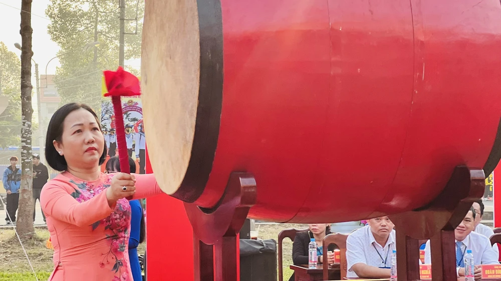 Bà Nguyễn Thu Cúc, Chủ tịch UBND TP Thủ Dầu Một đánh trống phát động, cổ vũ các thanh niên lên đường nhập ngũ.