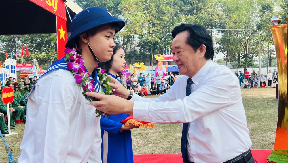 Ông Nguyễn Hoàng Thao, Phó Bí thư thường trực Tỉnh ủy Bình Dương trao hoa động viên các thanh niên lên đường nhập ngũ.