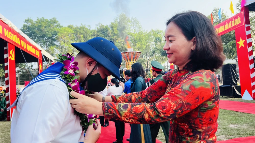 Bà Trương Thị Bích Hạnh, Trưởng ban Tuyên giáo Tỉnh ủy Bình Dương động viên các thanh niên trong buổi đưa các thanh niên lên đường nhập ngũ.