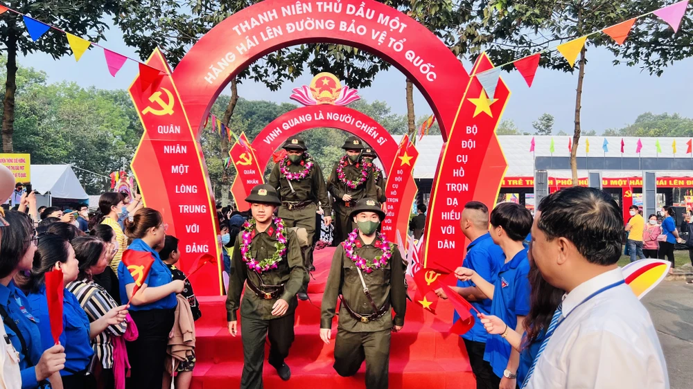 Bình Dương tuyển 324 tân binh được cho công an tỉnh.