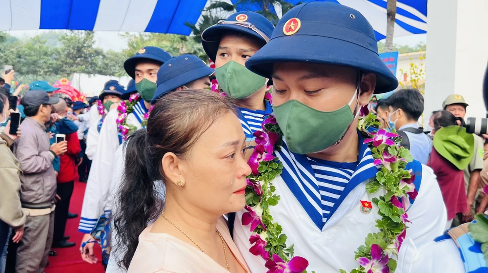 Người thân bịn rịn đưa con em mình lên đường nhập ngũ.