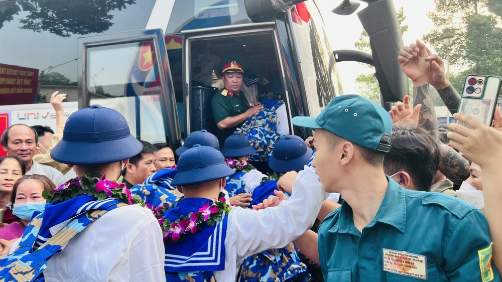 Ngay sau buổi lễ, các đơn vị đưa các tân binh đã tuyển chọn về đơn vị để huấn luyện.