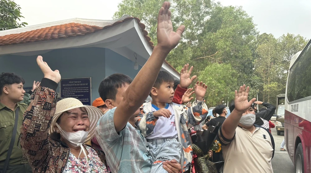 Người thân vẫy chào, động viên con em mình lên đường làm nhiệm vụ cho Tổ Quốc.