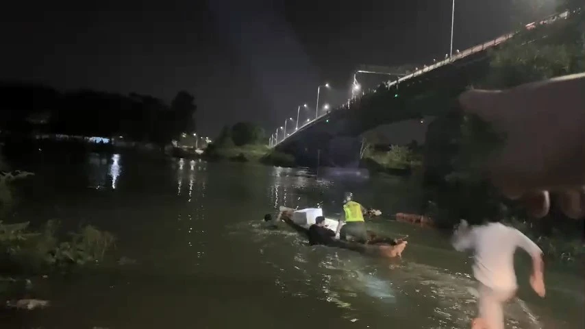 Lực lượng công an và người dân nhanh chóng tìm kiếm bé gái khi phát hiện sự việc.