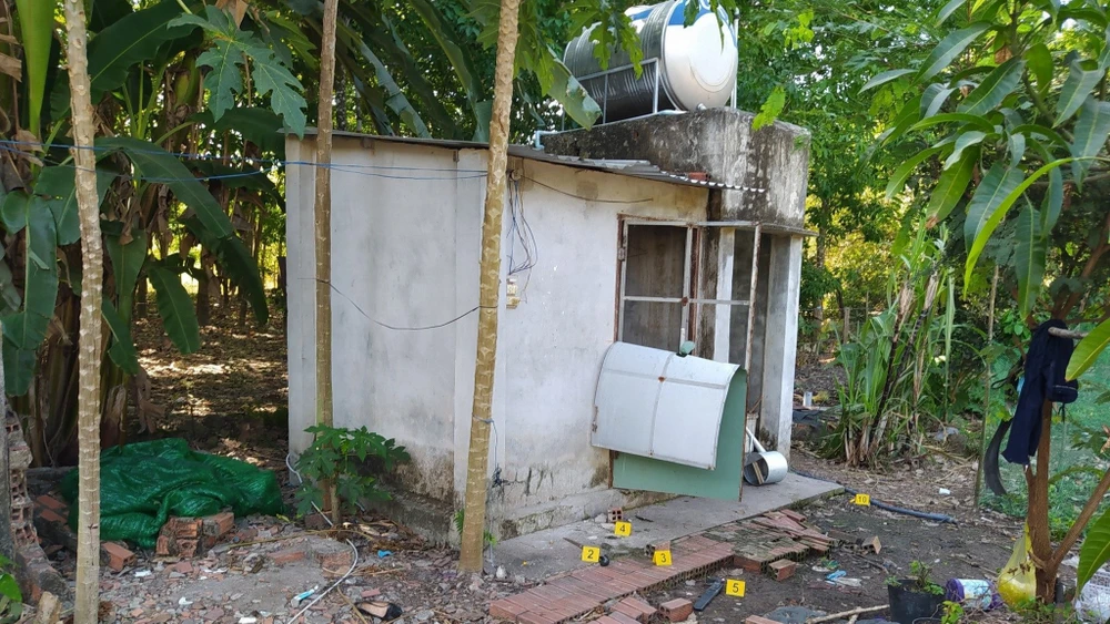 Nhà vệ sinh nơi chị L bị người tình tấn công. Ảnh: CACC