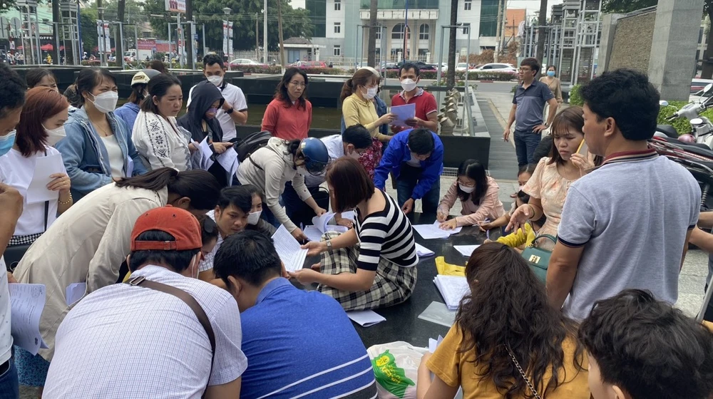 Nhiều phụ huynh tập trung làm đơn tố giác lên cơ quan chức năng. Ảnh: LA Nhiều phụ huynh tập trung làm đơn tố giác lên cơ quan chức năng. Ảnh: LA