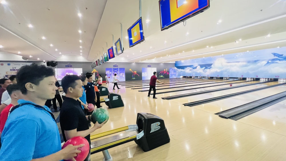 Sau buổi khai trương, rất nhiều bạn trẻ háo hức thử sức mình với môn thể thao Bowling. Ảnh: LÊ ÁNH
