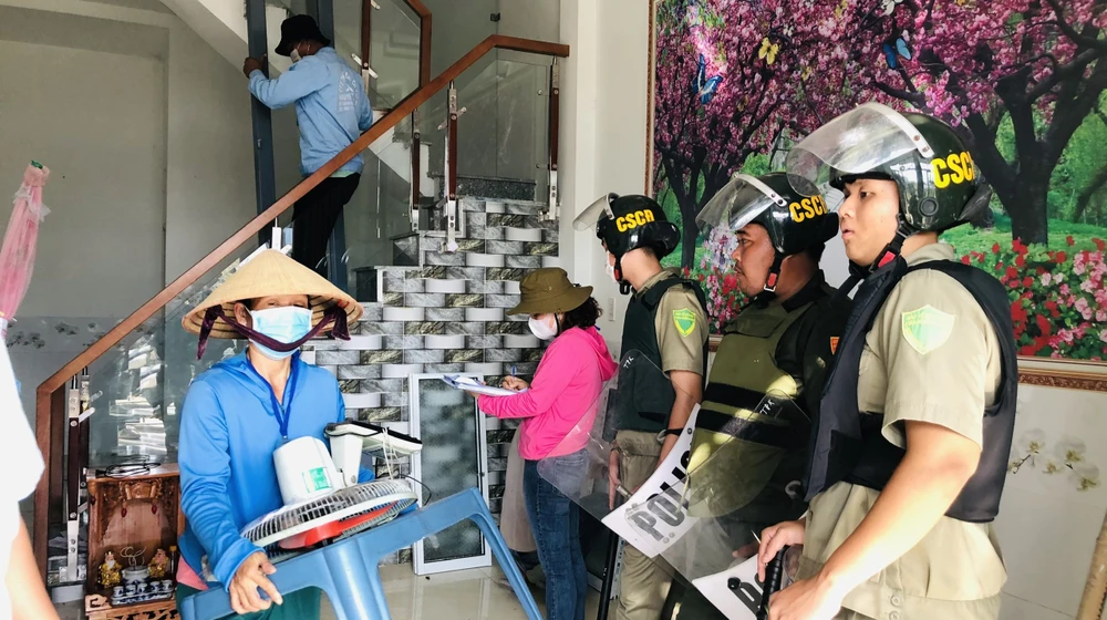 Người dân đang sinh sống tại đây di chuyển đồ đạc ra khỏi nhà, thời điểm bị cưỡng chế.