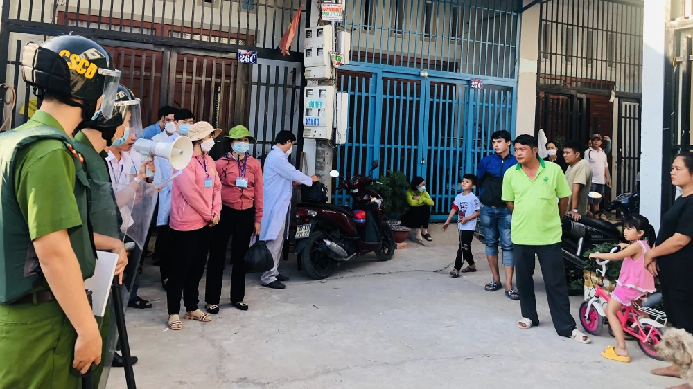 Đoàn cưỡng chế đọc quyết định cưỡng chế cho các hộ dân tại đây.