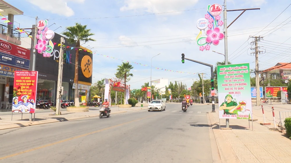 Những năm qua, địa phương này có tốc độ phát triển nhanh về nhiều mặt. Đặc biệt, tốc độ đô thị hóa cao, cơ sở hạ tầng được đầu tư đồng bộ, đặc biệt là các tuyến đường giao thông. Với vị trí địa lý thị xã Tân Uyên trở thành địa bàn quan trọng của Bình Dương cả về chính trị, quân sự, kinh tế và văn hóa, xã hội do đó Tân Uyên rất thuận lợi trong việc thu hút đầu tư các ngành như công nghiệp, dịch vụ, thương mại...