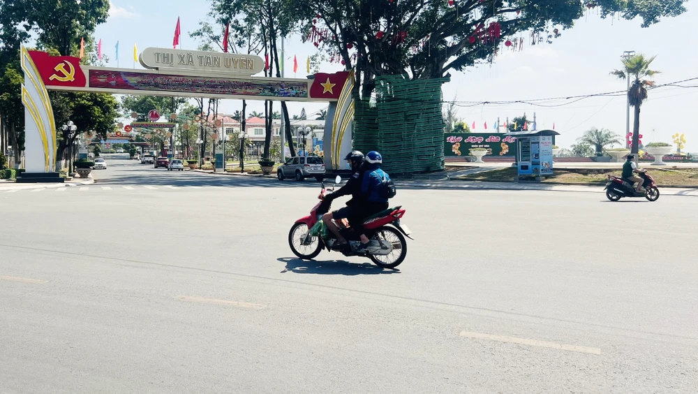 Thị xã Tân Uyên được thành lập vào ngày 29-12-2013, là đơn vị hành chính cấp huyện loại I, là đô thị loại III. Đến nay, địa phương có 12 đơn vị hành chính (10 phường và 2 xã).