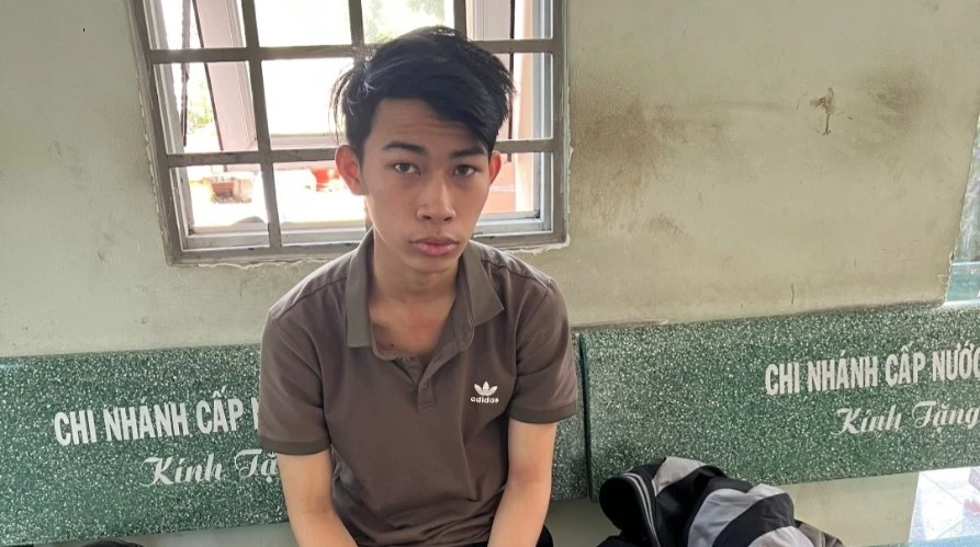 Tên cướp bị lực lượng CSGT bắt giữ giao cho công an phường xử lý. Ảnh: CACC