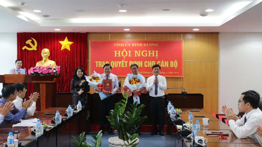 Hai cán bộ xin thôi việc và nghỉ hưu trước tuổi nhận quyết định.