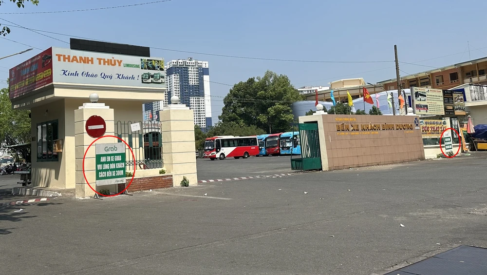 Hai tấm bảng đặt trước cổng bến xe Bình Dương gây bức xúc cho người dân. Ảnh: LA