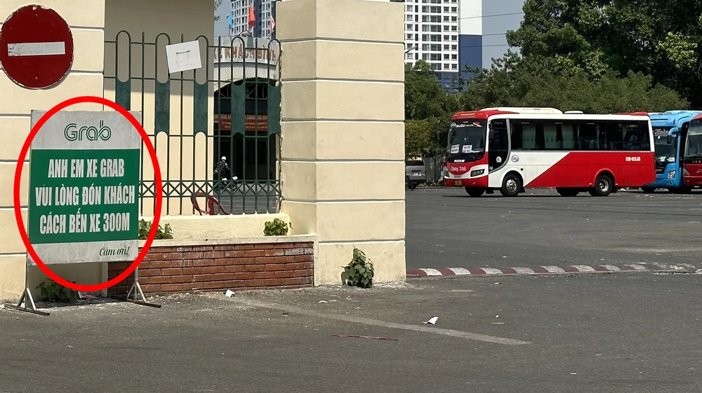 Hiện tại tấm biển này đã được lãnh đạo bến xe yêu cầu dẹp bỏ. Ảnh: LA
