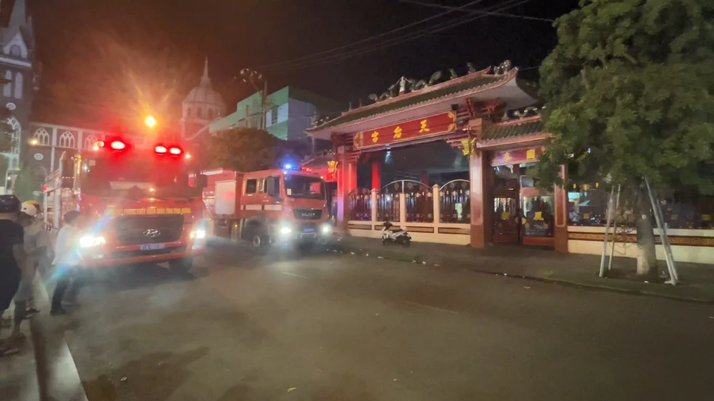 Lực lượng PCCC đã nhanh chóng có mặt dập tắt hoàn toàn đám cháy.