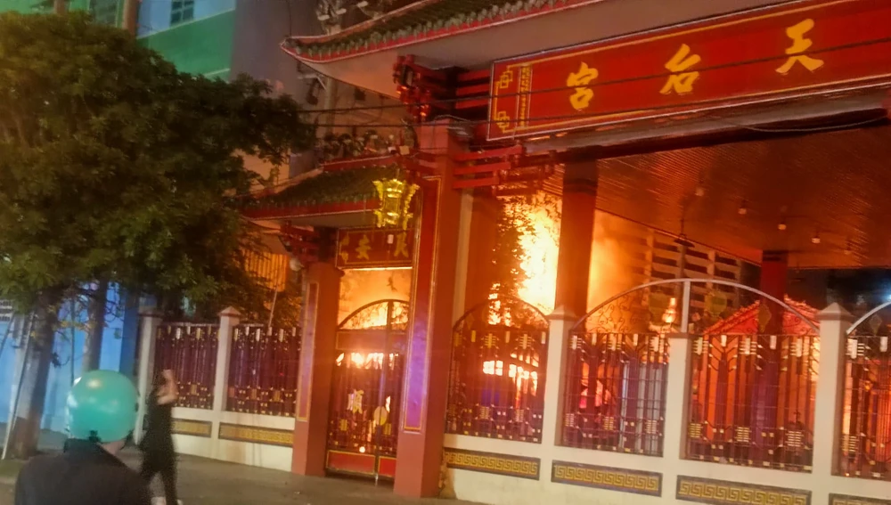 Đám cháy bùng phát dữ dội trong khu vực sân của Miếu bà Thiên hậu.