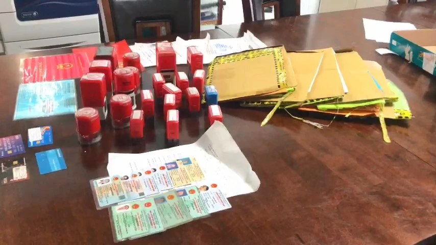 Con dấu và giấy tờ giả được cơ quan công an thu giữ.